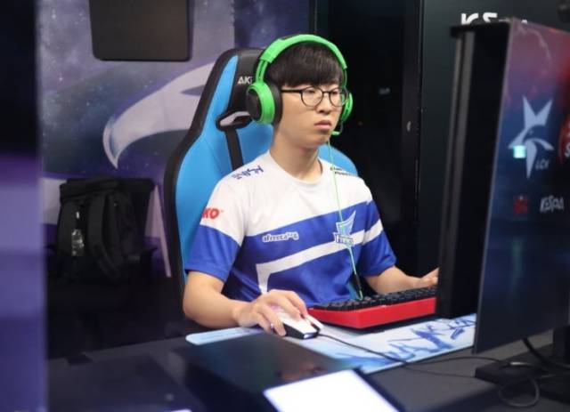 增添浓墨重 增添浓墨重